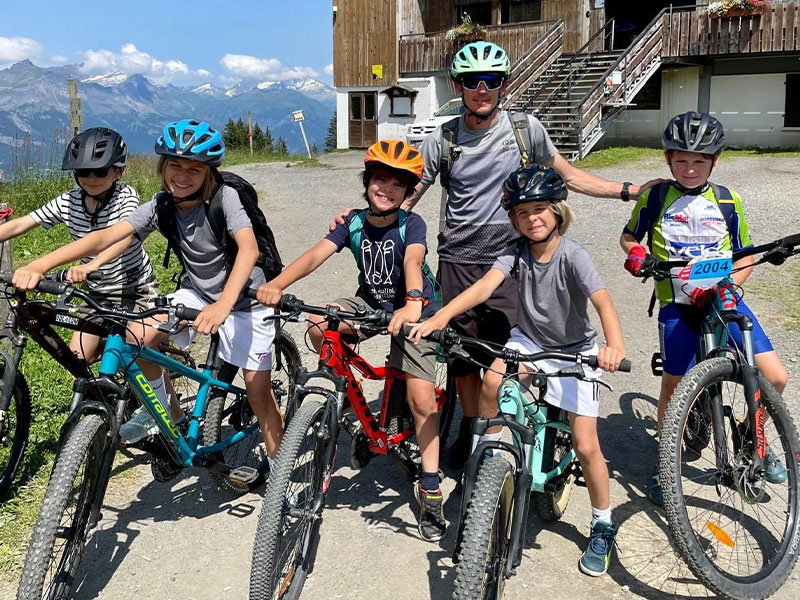 Profitez de notre offre VTT électrique en sortie collective pour profiter d'un moment solo, en duo ou à plusieurs, sans trop d'efforts pour admirer les paysages depuis les hauteurs de Megève. 